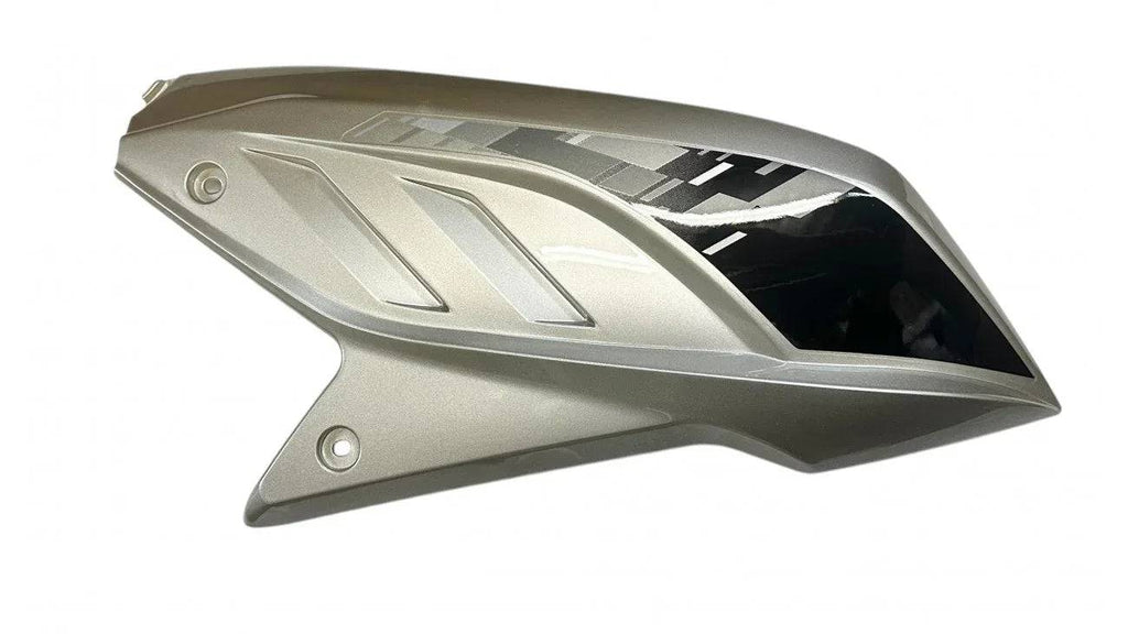 [18] COUVERT DE BOÎTIER DE BATTERIE BAS-DROIT CHAMPAGNE SOJ-3-2-2 (SCOOTTERRE OEM)