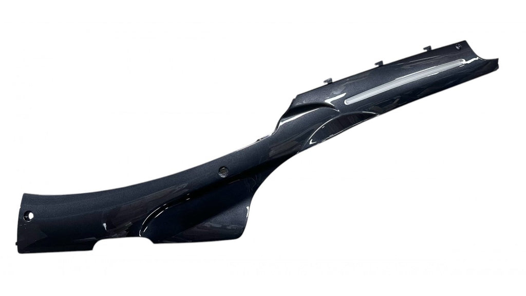 [3] PIÈCE DE PROTECTION GAUCHE CHARCOAL 2019 SEK4-3-2 (SCOOTTERRE OEM)