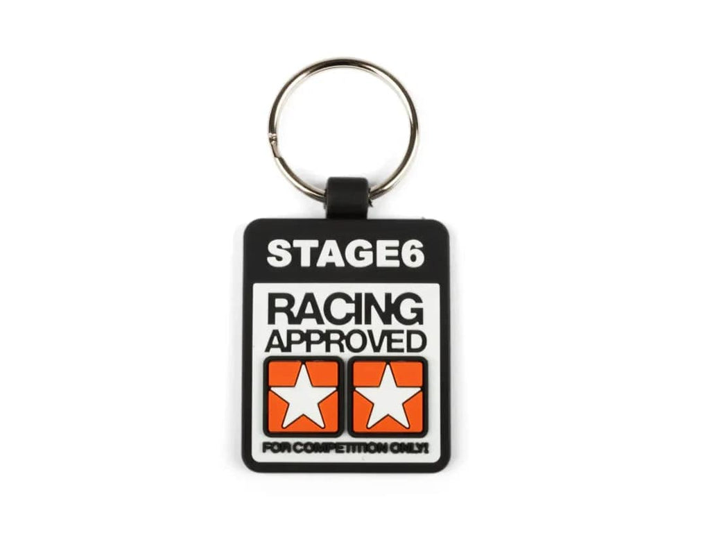 Porte clés carré en caoutchouc souple avec anneau. Gomme noire avec le logo Stage6 aux deux étoiles et l'inscription "Racing Approved".

Couleurs : Noir / Blanc / Orange
Hauteur sans anneau : 5,2 cm