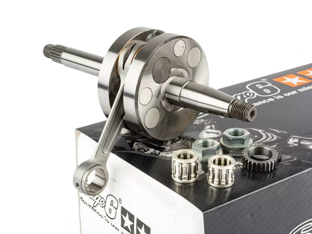Now available: the 44 mm R/T long-stroke crankshaft from Stage6 in the optimised Pro-Flow design. Available with 90mm forged conrod. Just like the other R/T crankshafts, this one also has a reinforced 18 mm conrod journal, silver thrust washers and high-quality Torrington silver cage bearing. Furthermore, the vario-side taper has been reinforced to 16 mm and can thus only be used with Stage6 Oversize, Malossi Overrange or Polini Evo Vario with the respective vario hub. Included in the delivery are two conro