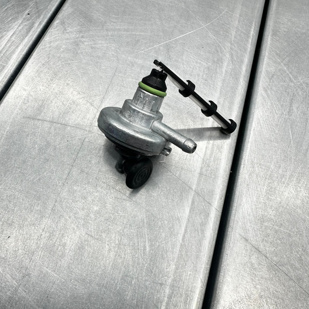Robinet d'essence Piaggio OEM (Typhoon) (CASSÉ AU NIVEAU DU FILTRE)