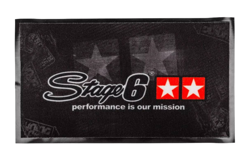 Le tapis Stage6 70x40 cm, d'une qualité exceptionnelle, est conçu avec des poils 100 % polyester et dispose d'un revêtement en caoutchouc PVC noir résistant sur la face inférieure, le rendant invulnérable à l'huile, au carburant et aux produits chimiques. Idéal comme tapis d'entrée dans le garage, l'atelier ou la porte d'entrée.